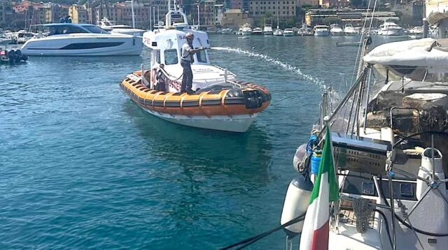 Paura nel porticciolo di Santa Margherita Ligure: barca a vela in fiamme