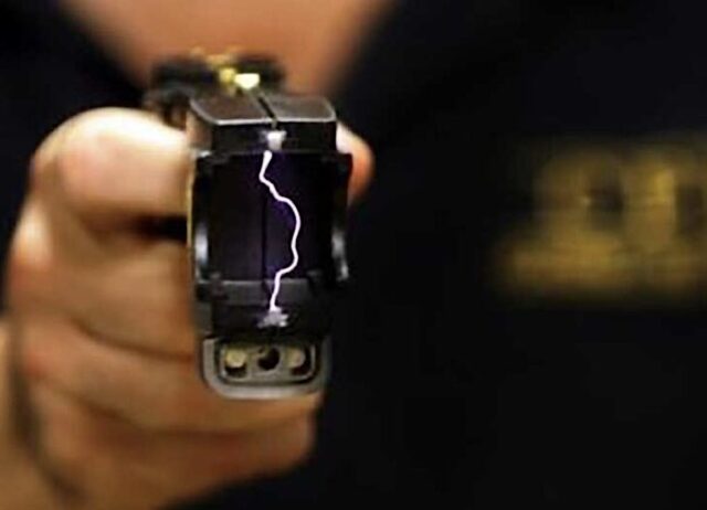 Morte dopo l’uso del taser a Genova: indagati due carabinieri Morte dopo l’uso del taser a Genova: indagati due carabinieri