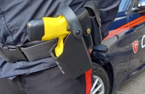 Morto dopo il taser a Manesseno: tre dardi, due nella schiena Morto dopo il taser a Manesseno: tre dardi, due nella schiena