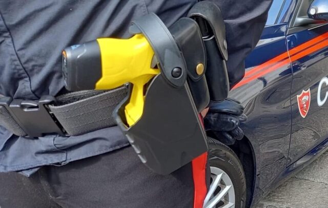 Morto dopo il taser a Manesseno: tre dardi, due nella schiena