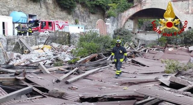 vigili fuoco capannone voltri via delle fabbriche Voltri, capannone abbandonato crollato in via delle Fabbriche