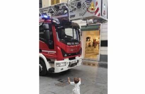 Sestri Ponente, intervento per rimozione ardesie. L’emozione per un bimbo Sestri Ponente, intervento per rimozione ardesie. L’emozione per un bimbo