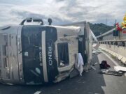 A10, mezzo pesante si ribalta tra Albisola e Celle Ligure A10, mezzo pesante si ribalta tra Albisola e Celle Ligure