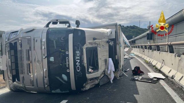A10, mezzo pesante si ribalta tra Albisola e Celle Ligure A10, mezzo pesante si ribalta tra Albisola e Celle Ligure