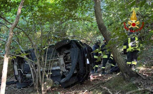 Cairo Montenotte, auto fuori strada: intervengono i Vigili del Fuoco Cairo Montenotte, auto fuori strada: intervengono i Vigili del Fuoco