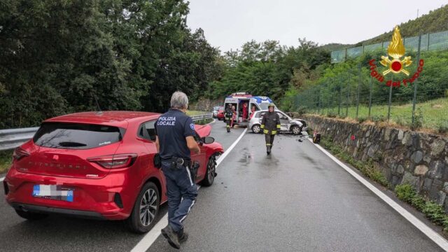 Incidente stradale a Varazze: scontro tra due auto sulla via Genova