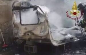 Camper distrutto dalle fiamme a Taggia: indagini in corso Camper distrutto dalle fiamme a Taggia: indagini in corso