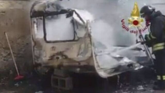 Camper distrutto dalle fiamme a Taggia: indagini in corso