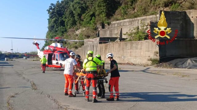 vvf soccorso elicottero drago Cogoleto, incidente in scooter: due giovani finiscono nel greto del torrente