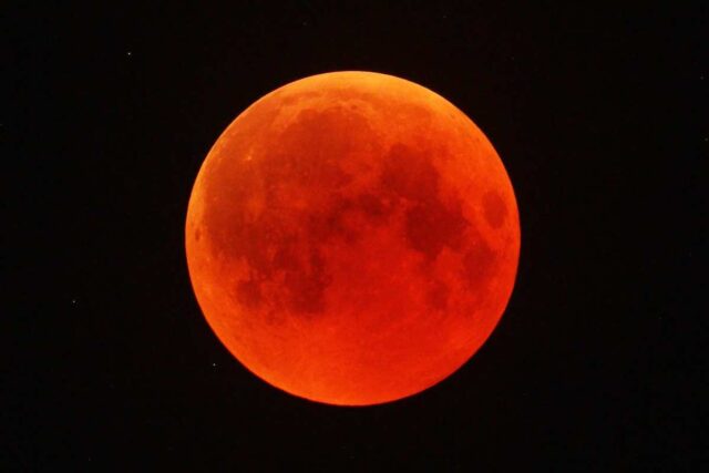 Eclissi Totale Luna Eclissi totale di Luna del 7 settembre 2025: orari a Savona, come osservare e dove andare
