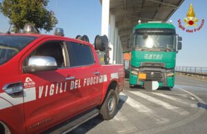 Ceriale, perdita di sostanze chimiche da un tir: intervento dei Vigili del Fuoco di Albenga