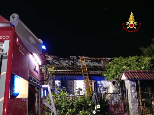 VVF incendio mignanego fumeri 1 Incendio a Fumeri, tetto in fiamme: Vigili del Fuoco salvano il piano terra