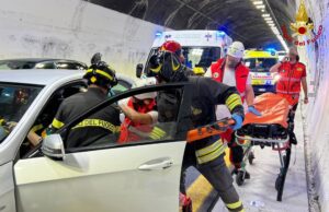 Incidente stradale sulla A10, intervento dei Vigili del Fuoco per estrarre i feriti