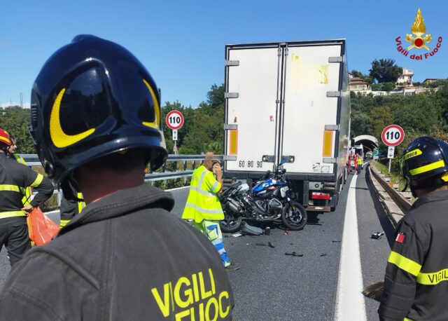 Vvf.incidente moto a10 Incidente sull’A10 tra Borghetto e Pietra Ligure: moto contro camion, due feriti gravi