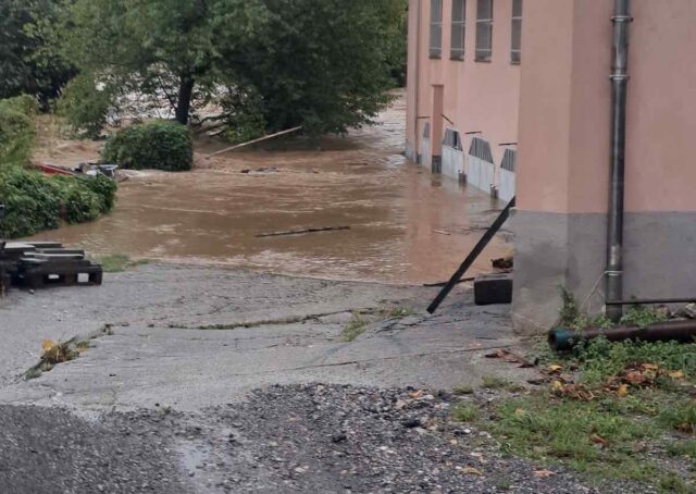 Maltempo a Dego: il torrente Pollovero esonda e il paese finisce sott’acqua