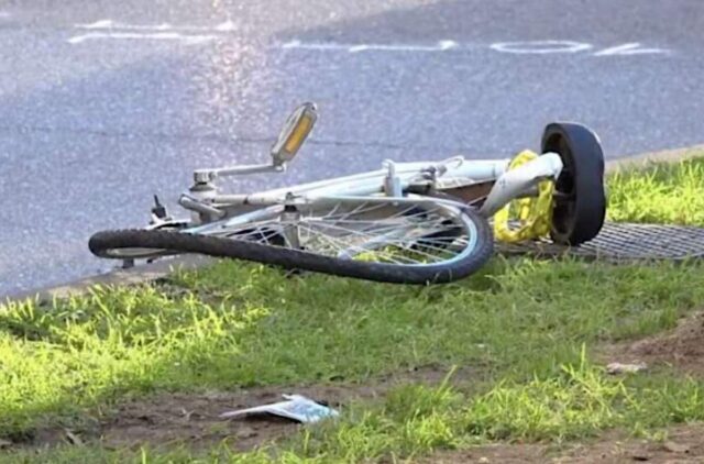 Voltri, ciclista perde il controllo e si schianta contro auto: è grave Voltri, ciclista perde il controllo e si schianta contro auto: è grave