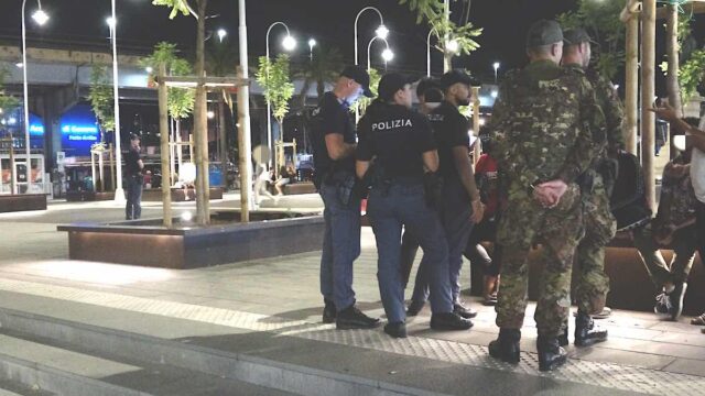 Controlli nel centro storico di Genova: arrestato un ricercato e sequestrati 15 grammi di hashish Controlli nel centro storico di Genova: arrestato un ricercato e sequestrati 15 grammi di hashish