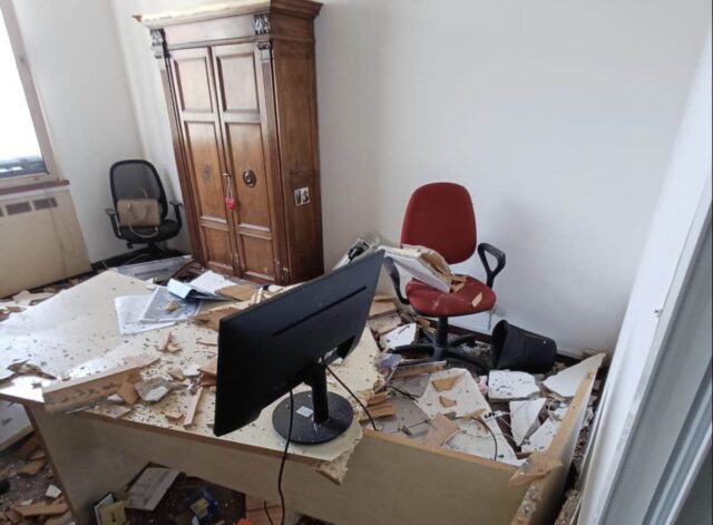 Paura negli uffici di Regione Liguria a Imperia: crolla parte di un tetto, nessun ferito