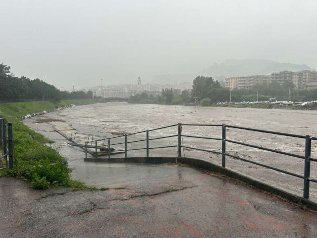 Polizia Locale salva coppia bloccata sulla Fascia di rispetto di Pra’ durante il maltempo