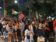 Genova, fiaccolata e veglia per la pace a sostegno della popolazione di Gaza Genova, fiaccolata e veglia per la pace a sostegno della popolazione di Gaza