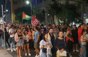 Genova, fiaccolata e veglia per la pace a sostegno della popolazione di Gaza Genova, nuova fiaccolata per la Palestina in piazza Colombo: Fermiamo il massacro