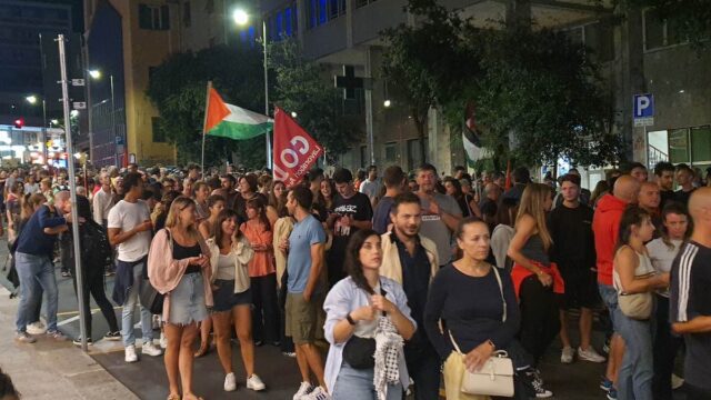 Genova, nuova fiaccolata per la Palestina in piazza Colombo: Fermiamo il massacro Genova, nuova fiaccolata per la Palestina in piazza Colombo: Fermiamo il massacro