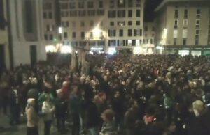 Fiaccolata per la pace a Genova: oltre 25mila persone in piazza con l’arcivescovo Tasca, Salis e Bucci Fiaccolata per la pace a Genova: oltre 25mila persone in piazza con l’arcivescovo Tasca, Salis e Bucci