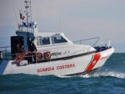 Barca si ribalta davanti a Corso Italia, due persone salvate dalla Guardia Costiera Barca si ribalta davanti a Corso Italia, due persone salvate dalla Guardia Costiera