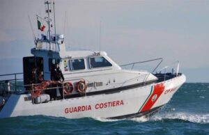Barca si ribalta davanti a Corso Italia, due persone salvate dalla Guardia Costiera Barca si ribalta davanti a Corso Italia, due persone salvate dalla Guardia Costiera