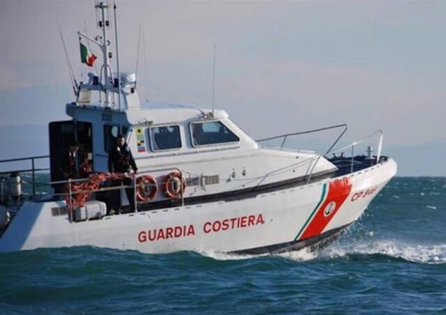 Barca si ribalta davanti a Corso Italia, due persone salvate dalla Guardia Costiera