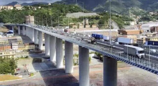 A10 | Incidente sul Ponte San Giorgio: moto tampona furgone, motociclista grave e rallentamenti