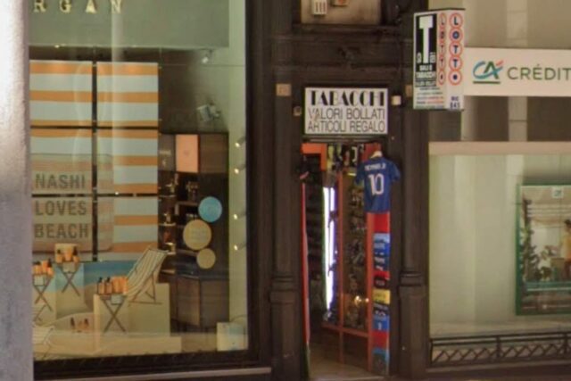 tabacchino via xx settembre Genova, marocchino tenta transazione con bancomat rubato: denunciato per ricettazione