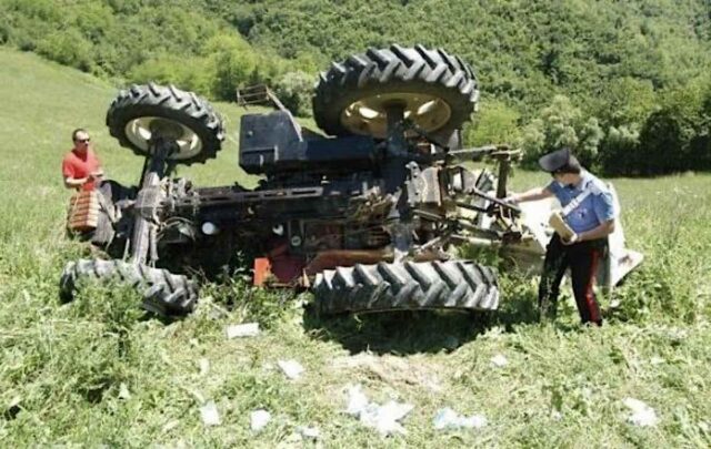 Anziano rimane schiacciato dal trattore a Masone: grave infortunio Anziano rimane schiacciato dal trattore a Masone: grave infortunio