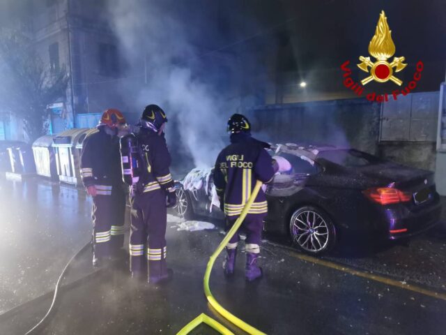 vvf auto a fuoco 2 Pontedecimo, a fuoco auto: fiamme spente dai VVF