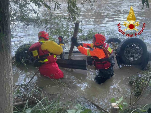 Maltempo, auto trascinata nel Lavagna: intervento dei Vigili del Fuoco