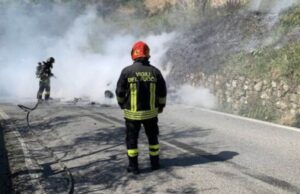 Spotorno, auto a fuoco nei pressi del casello: intervento dei Vigili del Fuoco Spotorno, auto a fuoco nei pressi del casello: intervento dei Vigili del Fuoco