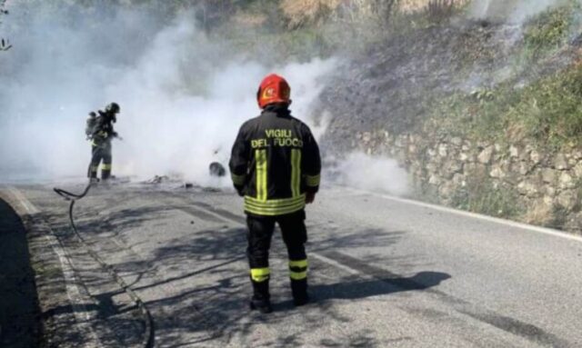 Spotorno, auto a fuoco nei pressi del casello: intervento dei Vigili del Fuoco Spotorno, auto a fuoco nei pressi del casello: intervento dei Vigili del Fuoco