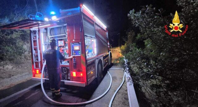 Casolare abbandonato in fiamme a Vallecrosia Casolare abbandonato in fiamme a Vallecrosia