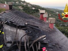 Incendio a Leivi, Vigili del fuoco in azione per domare le fiamme in un’abitazione Incendio a Leivi, Vigili del fuoco in azione per domare le fiamme in un’abitazione