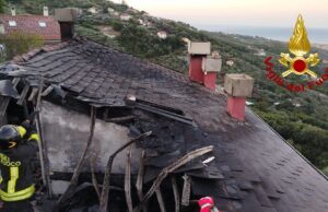 Incendio a Leivi, Vigili del fuoco in azione per domare le fiamme in un’abitazione Incendio a Leivi, Vigili del fuoco in azione per domare le fiamme in un’abitazione