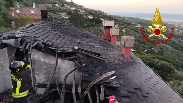 Incendio a Leivi, Vigili del fuoco in azione per domare le fiamme in un’abitazione
