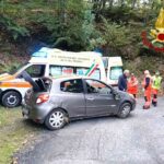 Montebruno, errore di manovra: auto si ribalta