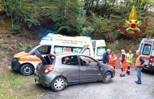 Montebruno, errore di manovra: auto si ribalta Montebruno, errore di manovra: auto si ribalta