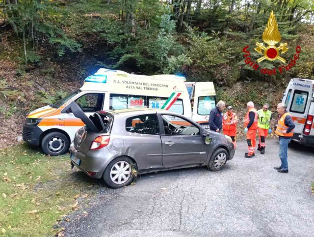 Montebruno, errore di manovra: auto si ribalta