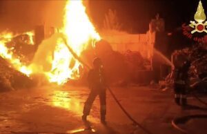 Incendio in un’isola ecologica dell’entroterra ingauno: intervento dei Vigili del Fuoco di Albenga Incendio in un’isola ecologica dell’entroterra ingauno: intervento dei Vigili del Fuoco di Albenga