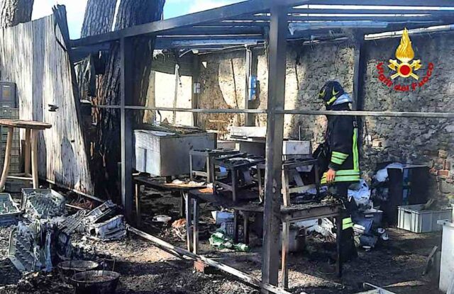 Savona, incendio in attività balneare di via Nizza: paura per bombole di GPL