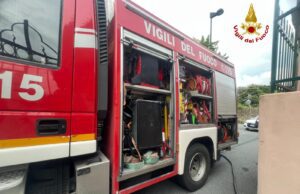 Incendio in Via dei Bricchetti a Savona: Vigili del Fuoco spengono le fiamme Incendio in Via dei Bricchetti a Savona: Vigili del Fuoco spengono le fiamme