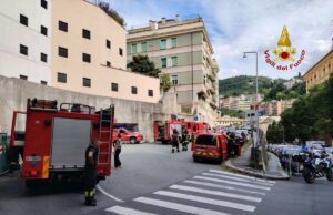 Oregina, esce fumo dai box: l’intervento dei VVF Oregina, esce fumo dai box: l’intervento dei VVF