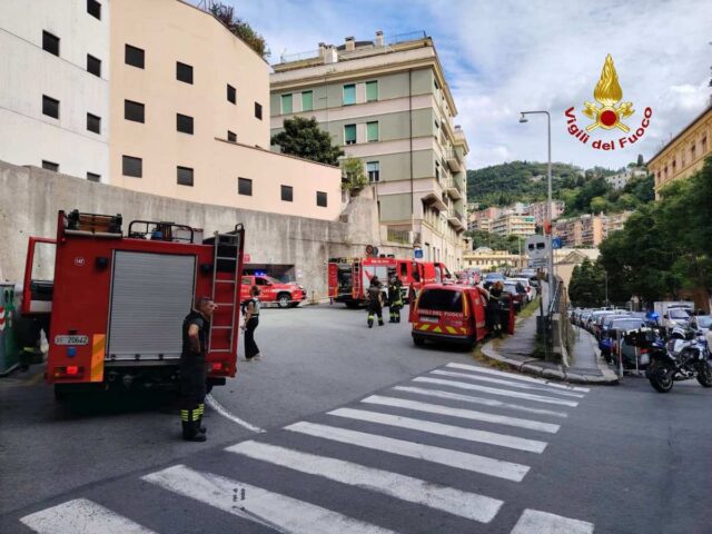 Oregina, esce fumo dai box: l’intervento dei VVF