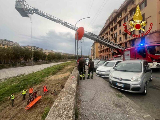 Cade nel Bisagno a Genova: 50enne soccorso dai Vigili del Fuoco e trasportato al San Martino